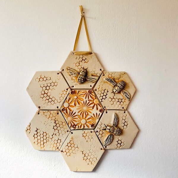 Bee sculpture and honeycomb printing 8 hexagon ceramic hanging