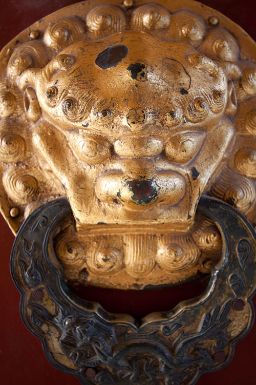 An old door knocker in the shape of a lion. Canon 50D, Canon EF-S 10-22mm f/3.5-4.5 USM, 1/40, f/5, iso 100, handheld.