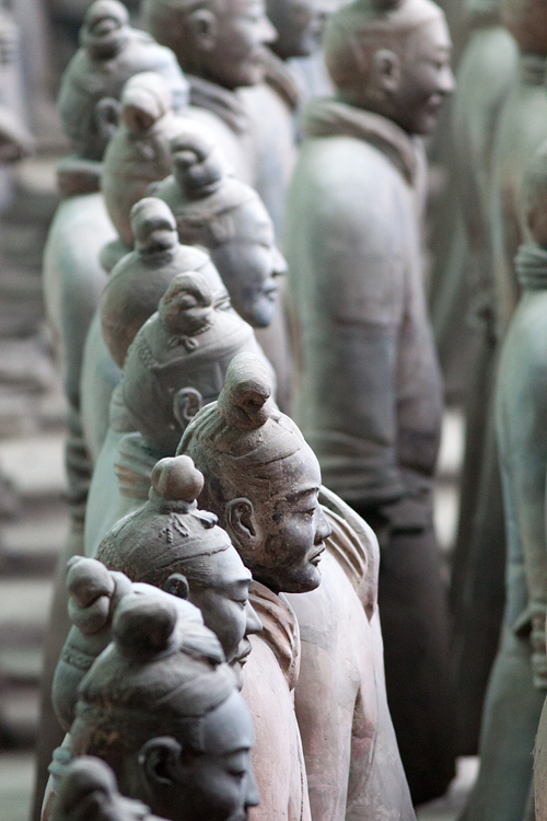 Endless rows of terracotta statues. Canon 50D, Canon EF 400mm f/5.6 L USM, 1/100, f/5.6, iso 1600, handhold.
