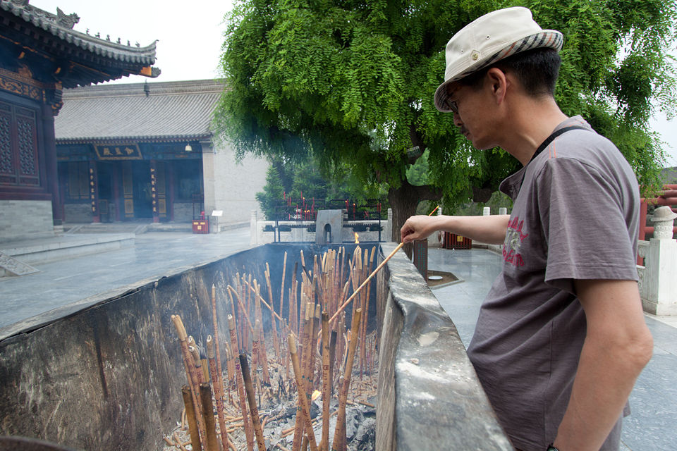 A man burning some incense at a temple. Canon 50D, Canon EF-S 10-22mm f/3.5-4.5 USM, 1/60, f/5.6, iso 100, handheld.