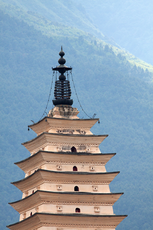 Detail of Qianxun Pagoda. Canon 50D, Canon EF 400mm f/5.6 L USM, 1/500, f/8, iso 400, handhold.