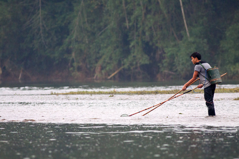 Fishing using electricity. Canon 50D, Canon EF 400mm f/5.6 L USM, 1/320, f/5.6, iso 1600, handhold.