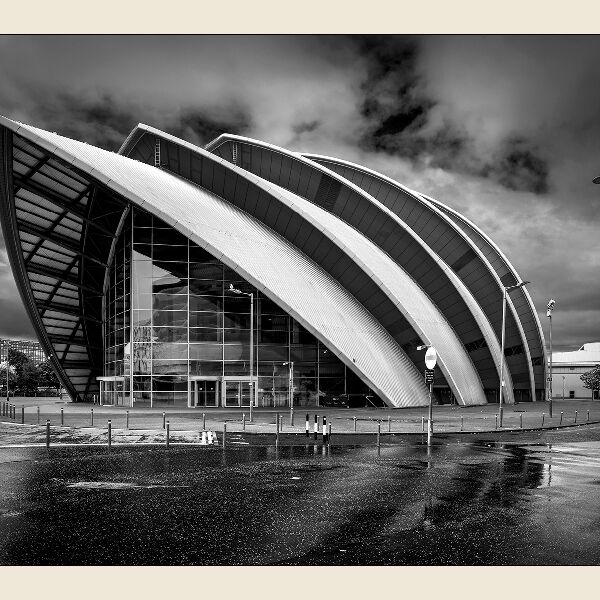 Print: Rainy day in Glasgow by Geoff Mallin - Commended