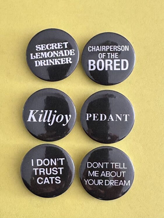 Set of six badges (black)