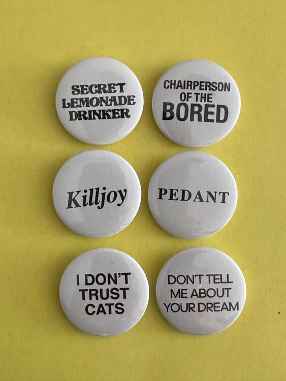 Set of six badges (white)