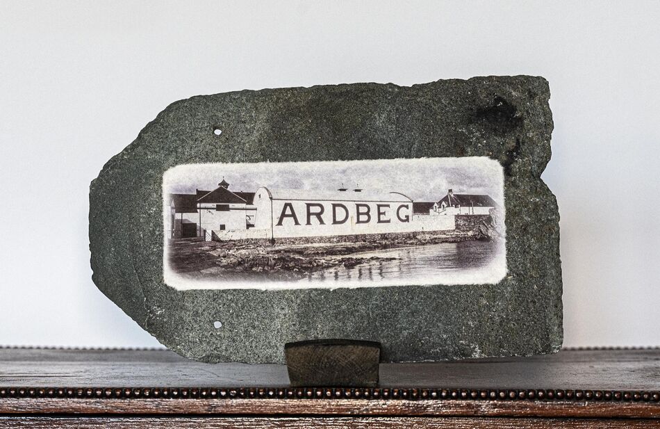 Nr. 44 Ardbeg_sea-side_Schindelgröße 31x19_Bildgröße 23x9, Preis 249,- EUR
