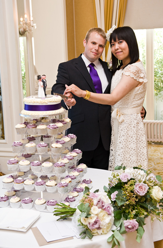 Brett & Anita cut the cake.