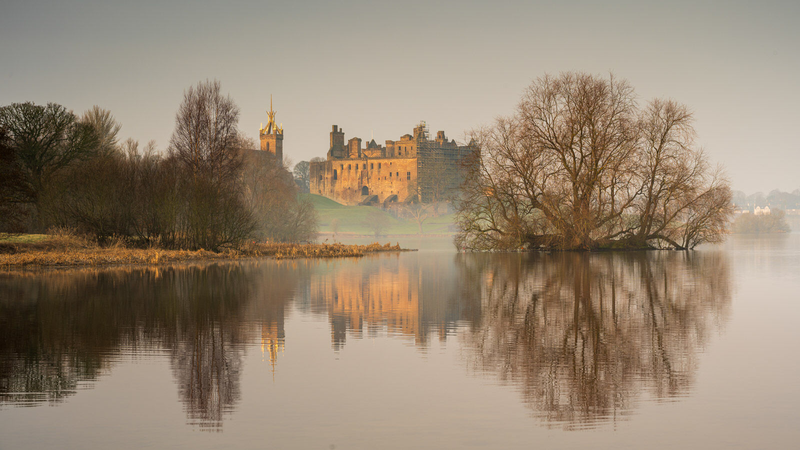 Linlithgow Palace, early morning mist