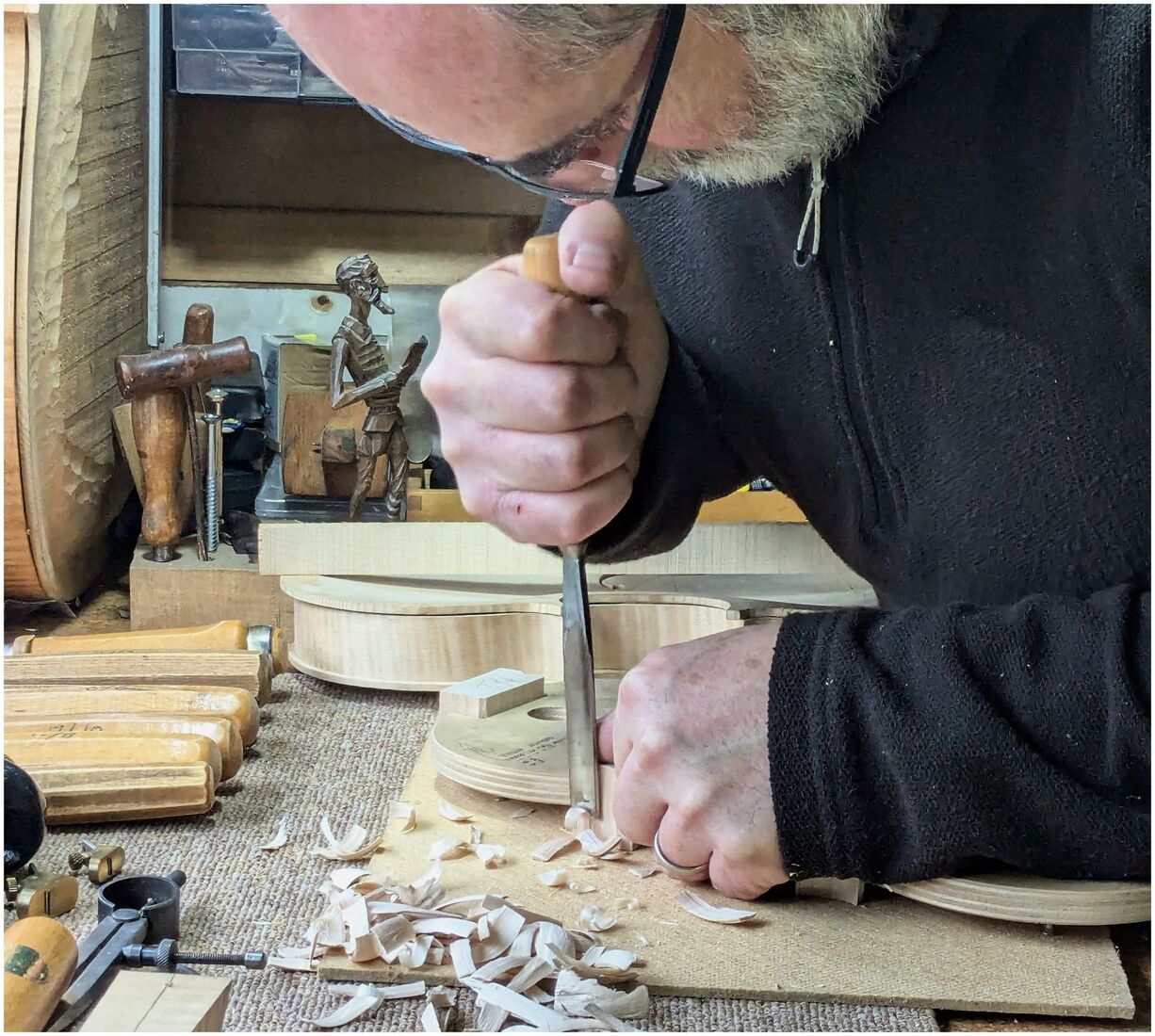 Luthier at Work RS