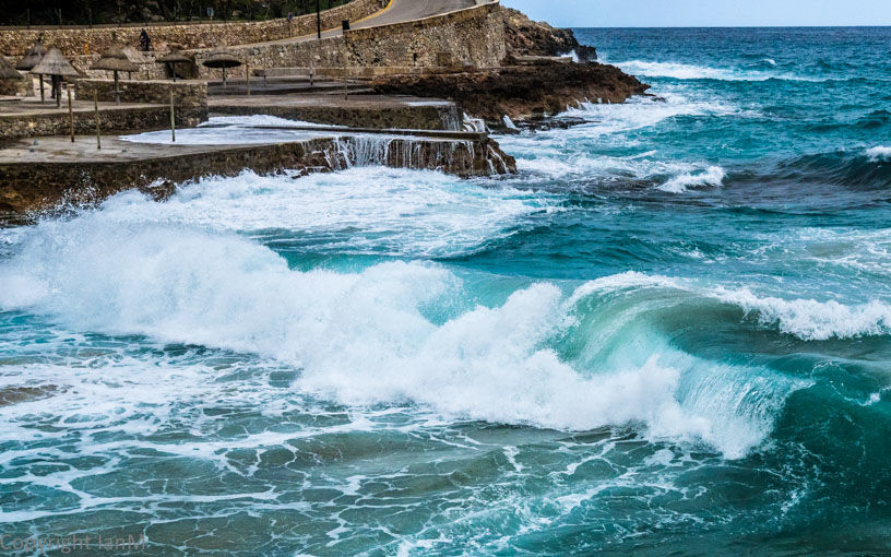 Breaking Waves (1)
