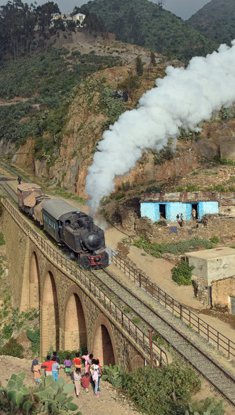 442.55 departs from Arbaroba watched by the village kids