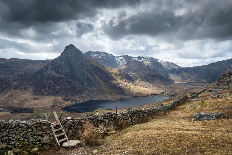 MOODY SKIES OF TRYFAN 900