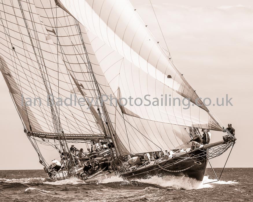 Yacht Mariette with bow man