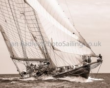 Yacht Mariette with bow man