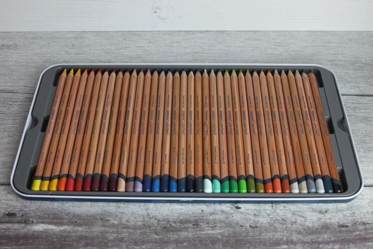 Izzy's Art <br>Pictures That Tell a Story: Loving Or Loathing The New Derwent  Lightfast Coloured Pencils? Read My Review To Find Out What I Think