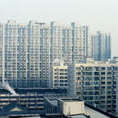 Früher Morgen mit Blick auf hohe graue Gebäude