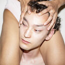 Einer sitzt auf den Schultern des anderen und verdreht seinen Kopf