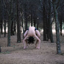Junger Mann im Wald in einer Yoga Pose