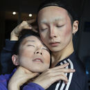 2 junge Männer berühren sich zärtlich mit geschlossenen Augen