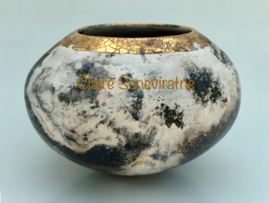 Smoke-fired pot with gold.