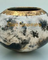Smoke-fired pot with gold.