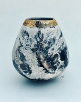 Smoke-fired pot with gold.