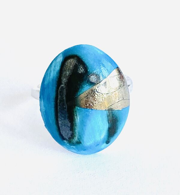 Blue porcelain ring with silver lustre.