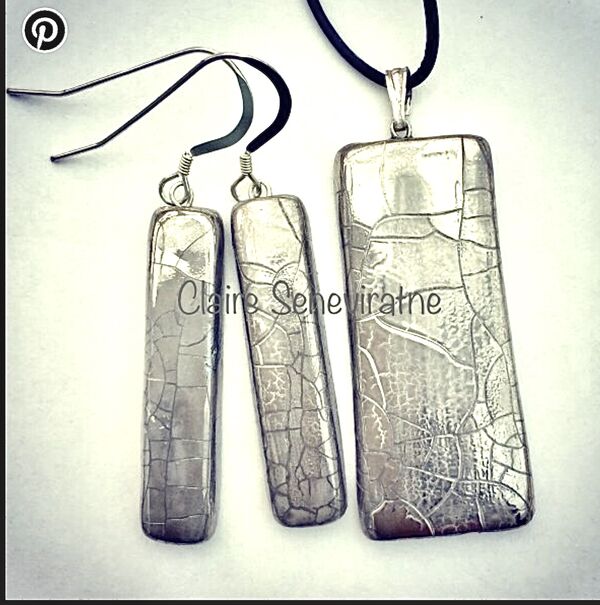 Rectangular silver lustre crackled pendant with long earrings.