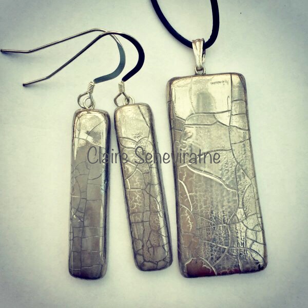Rectangular silver lustre crackled pendant with long earrings.