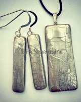 Rectangular silver lustre crackled pendant with long earrings.
