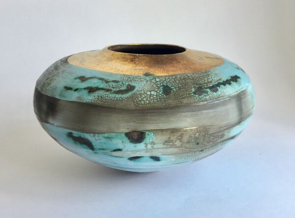 Blue porcelain smoke-fired pot.