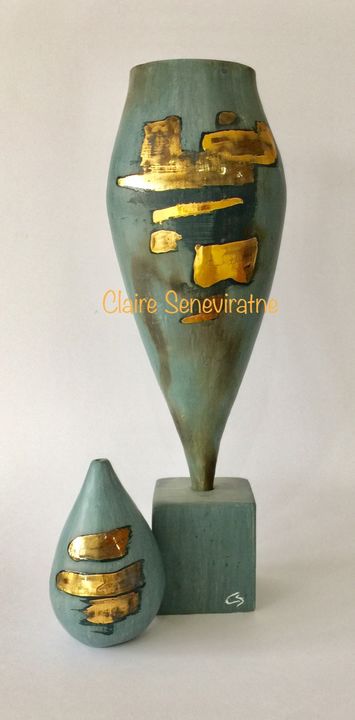 Blue porcelain pots with gold lustre.