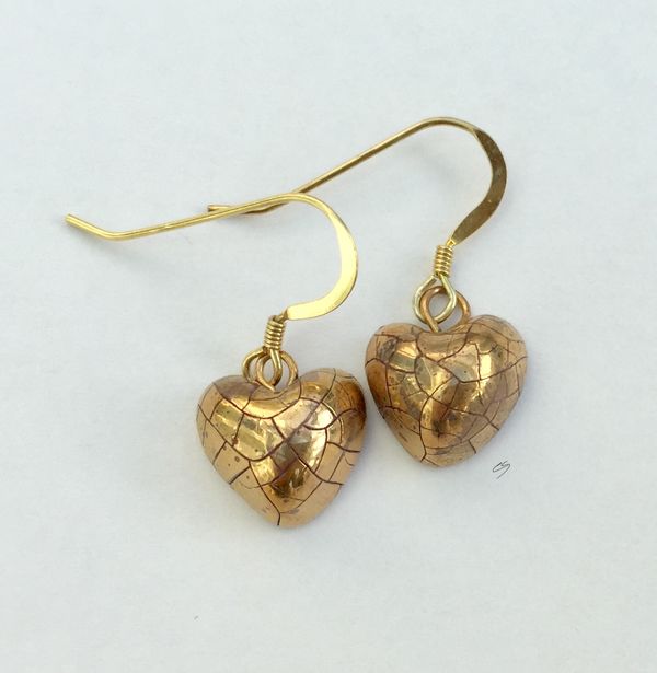 Small gold heart earrings.