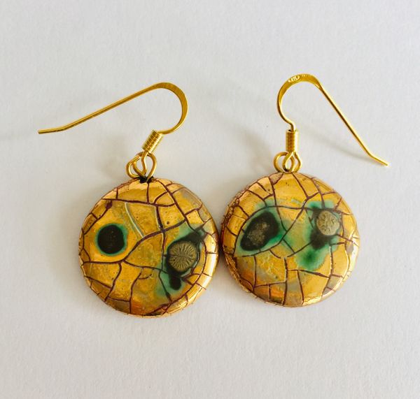 Gold round drop earrings.