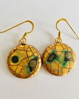 Gold round drop earrings.