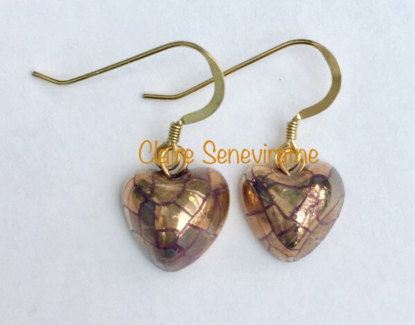 Small gold heart earrings.