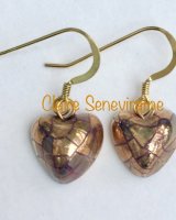 Small gold heart earrings.