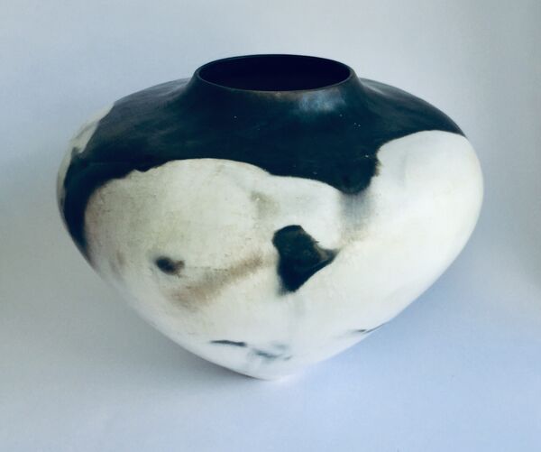 Black and white porcelain smoke-fired porcelain pot.