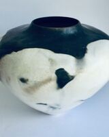 Black and white porcelain smoke-fired porcelain pot.