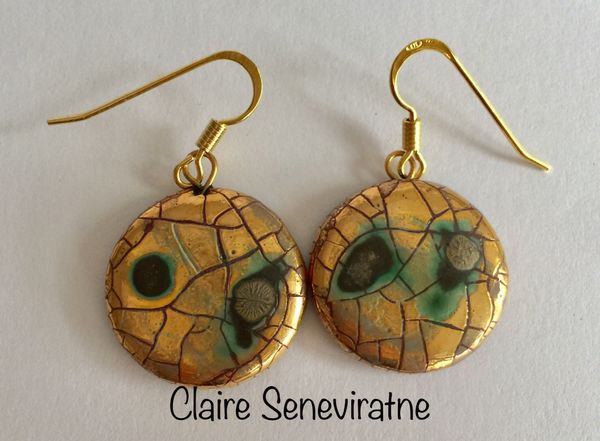 Gold round drop earrings.