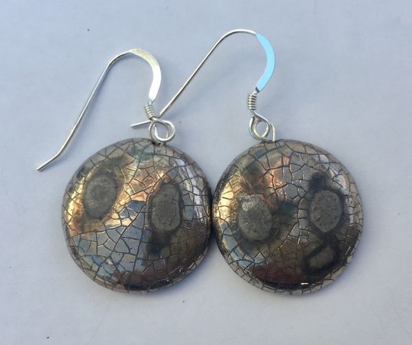 Silver round earrings with crackled glaze.