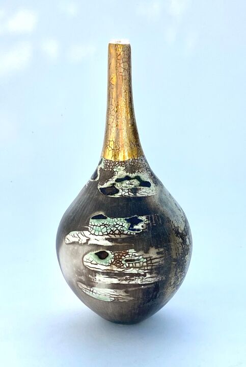 Ceramic pot, smoke-fired, with a long gold lustre neck.