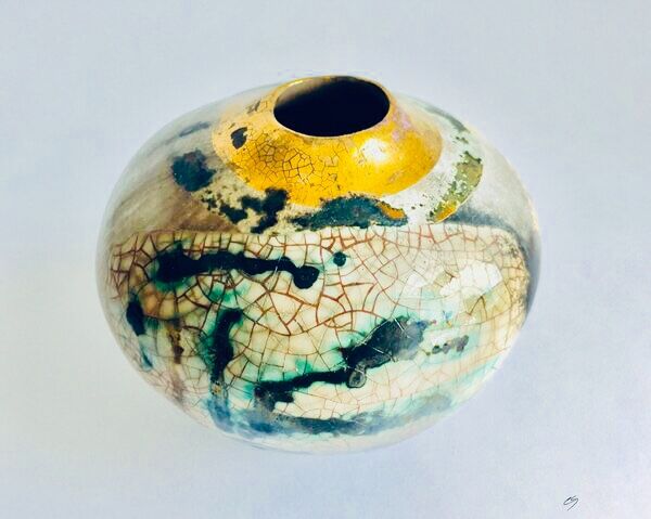 Natural porcelain smoke-fired pot.