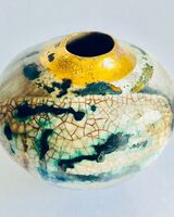 Natural porcelain smoke-fired pot.