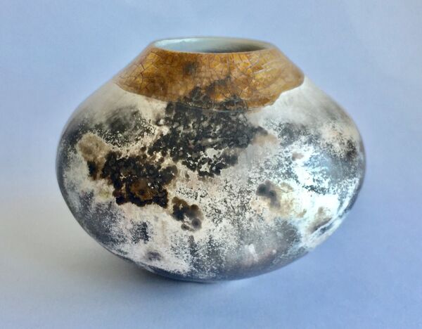 Natural porcelain smoke-fired pot.