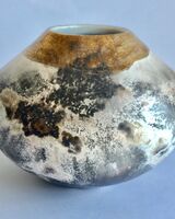 Natural porcelain smoke-fired pot.