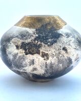 Natural porcelain smoke-fired pot.