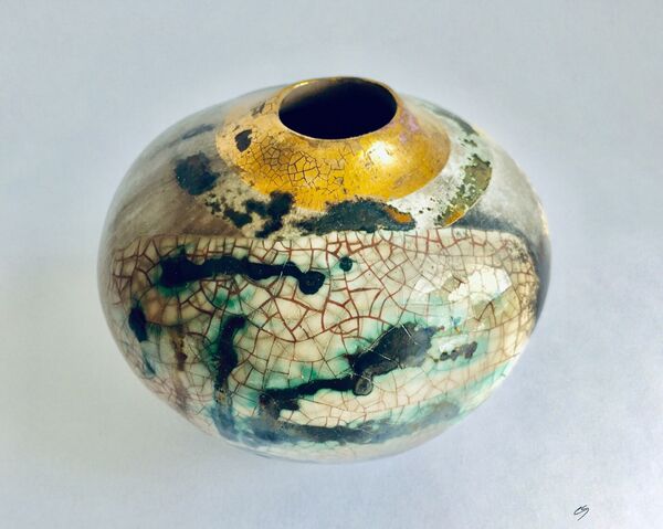 Natural porcelain smoke-fired pot.