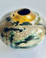 Natural porcelain smoke-fired pot.