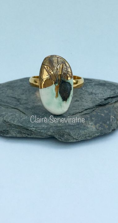 Porcelain ring with gold.